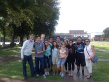 Photo of María Gillman with students at UNAM